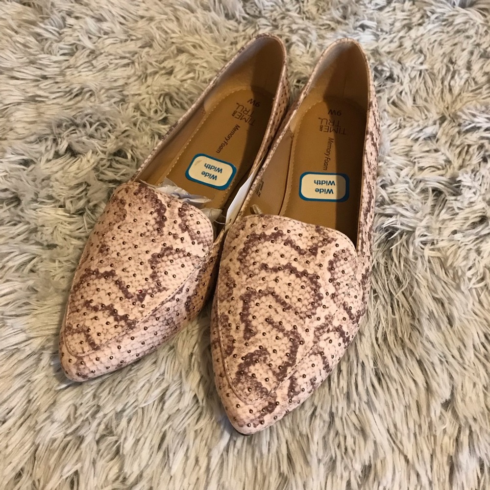 Time & Tru Women’s Pointy Toe Snake studded Loafer Flats